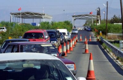 Τις τσάκωσαν με ναρκωτικά και τσιγάρα στο οδόφραγμα Αγίου Δομετίου