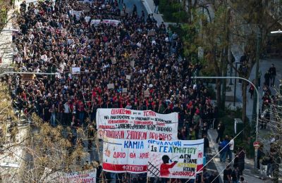 Τρία χρόνια μετά την πολύνεκρη σύγκρουση τρένων στα Τέμπη, η Ελλάδα προετοιμάζεται για συγκεντρώσεις και απεργιακές κινητοποιήσεις στις 28 Φεβρουαρίου, 