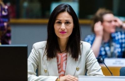 «Ο Πρόεδρος οφείλει να την παύσει, έστω κι αν η σύζυγός του έχει διαφορετική γνώμη», αναφέρει στην ανακοίνωσή του, το ΑΛΜΑ.