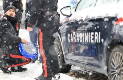 Οι πυροσβέστες και μέλη της Πολιτικής Προστασίας έσκαψαν με γυμνά χέρια με μεγάλη προσοχή.