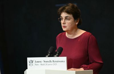 Η πρώην διευθύντρια του Λούβρου Λοράνς ντε Καρ.