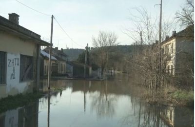 Έχουν πλημμυρίσει περισσότερα από 150.000 στρέμματα καλλιεργήσιμης γης και το νερό εκτιμάται ότι θα χρειαστεί μεγάλο χρονικό διάστημα για να αποσυρθεί.