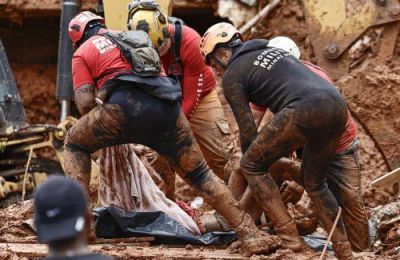 Η επιχείρηση διάσωσης γίνεται δυσκολότερη εξαιτίας της πιθανότητας να σημειωθούν πλημμύρες.