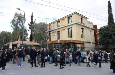 Δυνάμεις της Δικαστικής Αστυνομίας, που έχουν την ευθύνη της φύλαξης του συγκροτήματος, προχωρούν στην απομάκρυνση εργαζομένων και πολιτών.
