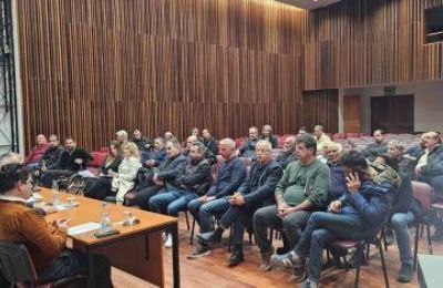 Κατά τη σύσκεψη έγινε ανασκόπηση των σημερινών δεδομένων και συζητήθηκαν οι αποφάσεις που πρέπει να ληφθούν τόσο για την ύδρευση όσο και για την άρδευση.