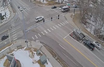 Άνοιξε τρύπα στον δρόμο και έπεσαν μέσα αυτοκίνητα.