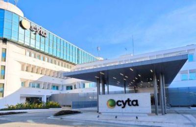 Η Cyta ενισχύει την ανάπτυξη των ανανεώσιμων πηγών ενέργειας, καθώς θα συνεργαστεί με παραγωγούς ΑΠΕ και θα επενδύσει σταδιακά σε ιδιοπαραγωγή και αποθήκευση.
