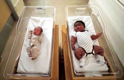 Η διεύθυνση του νοσοκομείου έδωσε στη δημοσιότητα μία φωτογραφία των δύο νεογνών ως μια υπενθύμιση ότι τα μωρά έρχονται σε όλα τα σχήματα και μεγέθη.