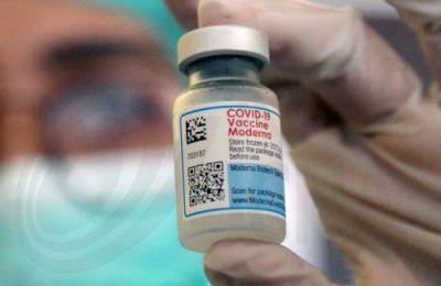 Το εμβόλιο κατασκευάζει η Moderna Biotech, με έδρα την Ισπανία.