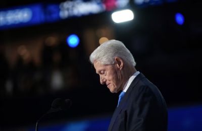 Υπόθεση Έπστιν: Με αιχμές κατά του Ντόναλντ Τραμπ η κατάθεση Κλίντον 