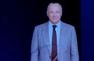 Συγκίνηση: Ο Γλαύκος Κληρίδης εμφανίστηκε με ΑΙ στο συνέδριο του ΔΗΣΥ