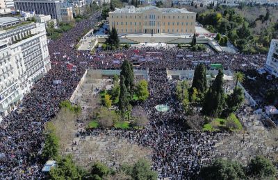 Χιλιάδες κόσμου τίμησαν τα θύματων των Τεμπών σε όλη την Ελλάδα