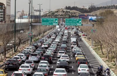 Ατέλειωτες ουρές οχημάτων στις εξόδους της Τεχεράνης