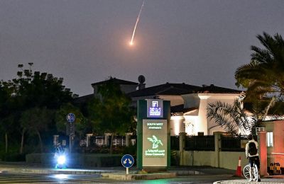 Ντουμπάι: Διαδοχικές εκρήξεις από αναχαίτιση πυραύλων (BINTEO)