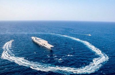 Ιρανικό σκάφος των Φρουρών της Επανάστασης κυκλώνει αεροπλανοφόρο στον Περσικό Κόλπο κοντά στα Στενά του Ορμούζ 