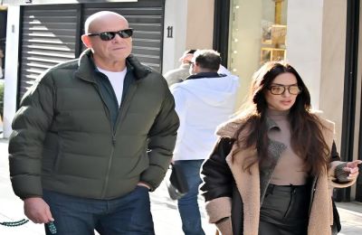 Η κοινή εμφάνιση του Τζώνη Καλημέρη και της Ελπίδας Ιακωβίδη στο κέντρο της Αθήνας