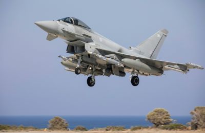 Βρετανικά μαχητικά αναχαίτισαν διπλή απειλή σήμερα το μεσημέρι