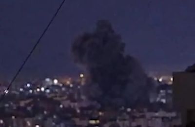 Κτίριο του δικτύου αλ Μανά στο στόχαστρο βομβαρδισμών του Ισραήλ.