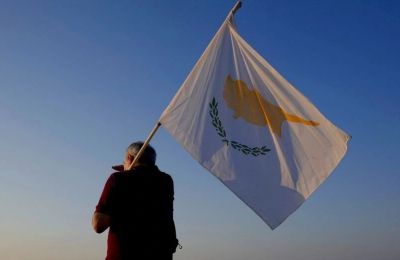 Ομάδες της Πολιτικής Άμυνας περιπολούν στην περιοχή Ακρωτηρίου και είναι σε επικοινωνία με τους κατοίκους που απομακρύνθηκαν από τις οικίες τους.