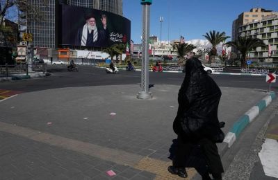 Γιγαντοαφίσα του Αγιατολάχ Χαμενεϊ σε κεντρικό δρόμο της Τεχεράνης στις 3 Μαρτίου 2026.