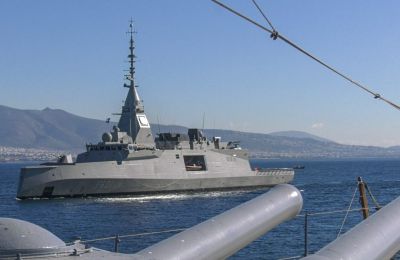 Αυτή η ναυτική δύναμη κρούσης έρχεται να «κουμπώσει» με τα τέσσερα ελληνικά F-16 Viper που σταθμεύουν ήδη στην Πάφο.