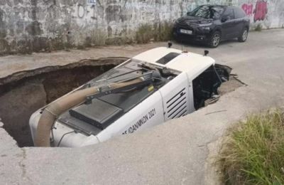 Όχημα «βυθίστηκε» στην άσφαλτο.