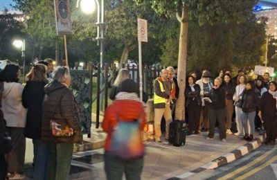 Διαδήλωση έξω από το Προεδρικό κατά του πολέμου και ΒΒ