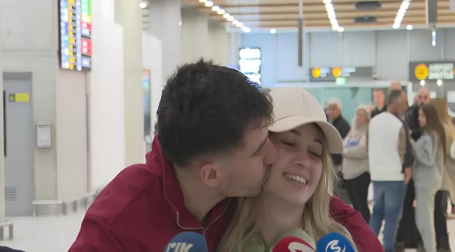 Ο Φειδίας μόλις παρέλαβε τη Στυλιάνα από το αεροδρόμιο