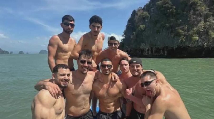 Οι εννέα νεαροί Παφίτες σε ανέμελες στιγμές στη Ταϊλάνδη. Δεν γνώριζαν πως το ταξίδι ζωής που έκαναν θα είχε τέτοια εξέλιξη.