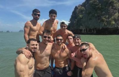 Οι εννέα νεαροί Παφίτες σε ανέμελες στιγμές στη Ταϊλάνδη. Δεν γνώριζαν πως το ταξίδι ζωής που έκαναν θα είχε τέτοια εξέλιξη.