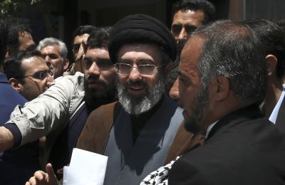 Ξεχωριστή έρευνα των Financial Times εκτίμησε ότι το ευρωπαϊκό χαρτοφυλάκιο ακινήτων του Ανσαρί ανέρχεται περίπου στα 400 εκατομμύρια ευρώ. 