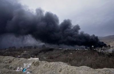 Απόκοσμες εικόνες από την Τεχεράνη, που «πνίγεται» από τεράστιους μαύρους καπνούς, μετά τον βομβαρδισμό και την έκρηξη στις πετρελαϊκές εγκαταστάσεις