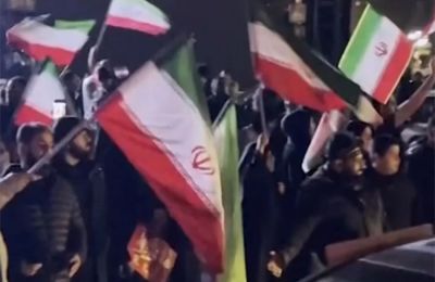 Χιλιάδες άνθρωποι εκφράζουν την υποστήριξή τους στον νέο τους ηγέτη.