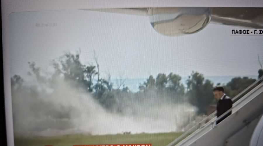 Την ώρα που κατέβαινε ο Μακρόν από το αεροπλάνο εκσκαφέας σήκωνε χώματα δίπλα στο αεροπλάνο.