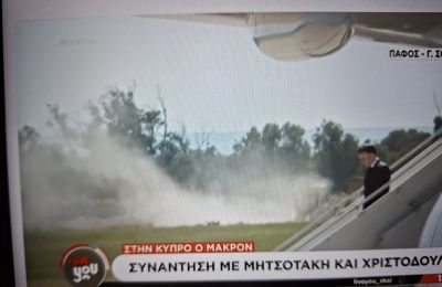 Την ώρα που κατέβαινε ο Μακρόν από το αεροπλάνο εκσκαφέας σήκωνε χώματα δίπλα στο αεροπλάνο.