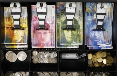 Η Ελβετία επιδιώκει να διατηρήσει μια ισορροπία ανάμεσα στην καινοτομία και στην παραδοσιακή μορφή χρήματος.