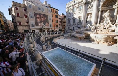 Το ζωογόνο νερό και η ανώνυμη γενναιοδωρία των επισκεπτών συγκλίνουν σε έναν συνεχή κύκλο φιλανθρωπίας.