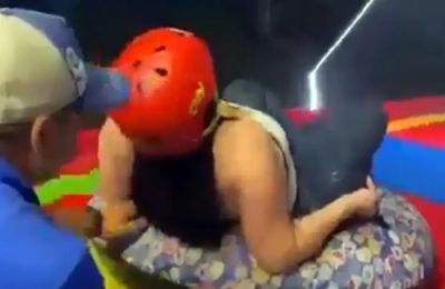 Μητέρα στην Κολομβία έπεσε από τσουλήθρα και έχασε τη ζωή της.