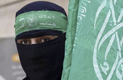 Καταζητείται από τη Γερμανία για προμήθεια όπλων και πυρομαχικών.