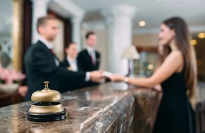 Η ξενοδοχειακή βιομηχανία δέχθηκε σοβαρό πλήγμα για τον Μάρτη και τον Απρίλη ενώ μειωμένες είναι οι κρατήσεις για τη συνέχεια