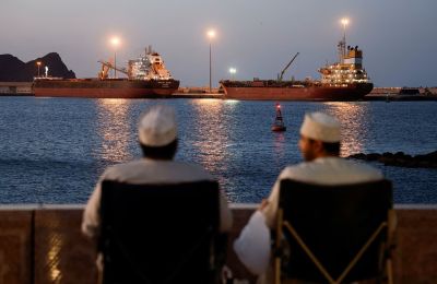 Οι στρατιωτικές εκδόσεις του, όπως το «M-Code», είναι κρυπτογραφημένες και πιο ανθεκτικές στις παρεμβολές, όμως δεν είναι διαθέσιμες για πολιτική χρήση.