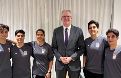 Ο Αυστραλός υπουργός Μετανάστευσης φωτογραφήθηκε με τις αθλήτριες.