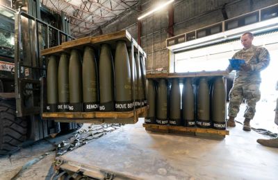 Το σκηνικό πλέον έχει αλλάξει και ο Τραμπ υποστηρίζει ότι οι Αμερικανοί πρέπει να αποδεχθούν μια προσωρινή επιβάρυνση. 