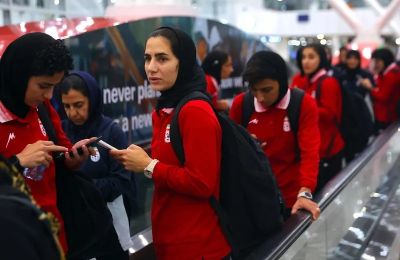 Από ότι φαίνεται, μίλησε με κάποιες από τις συμπαίκτριές της που είχαν φύγει και άλλαξε γνώμη. 