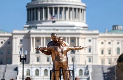 Άγαλμα που παρουσιάζει Τραμπ και Επστάιν σε σκηνή από τον «Τιτανικό».