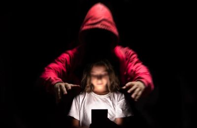 Το σαδιστικό δίκτυο «The Com» μπλέκει τους χρήστες σε κακοποιητικές και βίαιες συμπεριφορές.