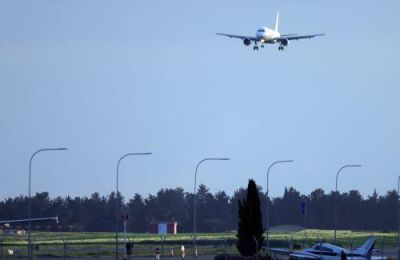 Οι επιβάτες, οι οποίοι έχουν προγραμματισμένο ταξίδι καλούνται να επικοινωνούν απευθείας με την αεροπορική τους εταιρεία ή τον ταξιδιωτικό τους πράκτορα.