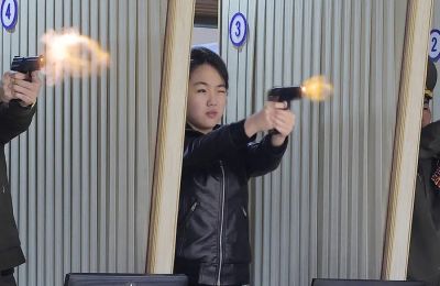 Η κόρη του Κιμ Γιονγκ Ουν δοκίμασε τα νέα όπλα με τον πατέρα της.