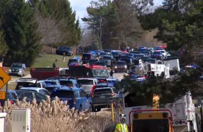 Προσωπικό έκτακτης ανάγκης ανταποκρίνεται σε περιστατικό πυροβολισμών στην περιοχή West Bloomfield Township του Μίσιγκαν