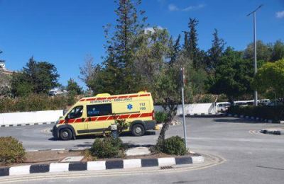 Η σκαλωσιά υποχώρησε, με αποτέλεσμα να πέσουν στο έδαφος και να τραυματιστούν.